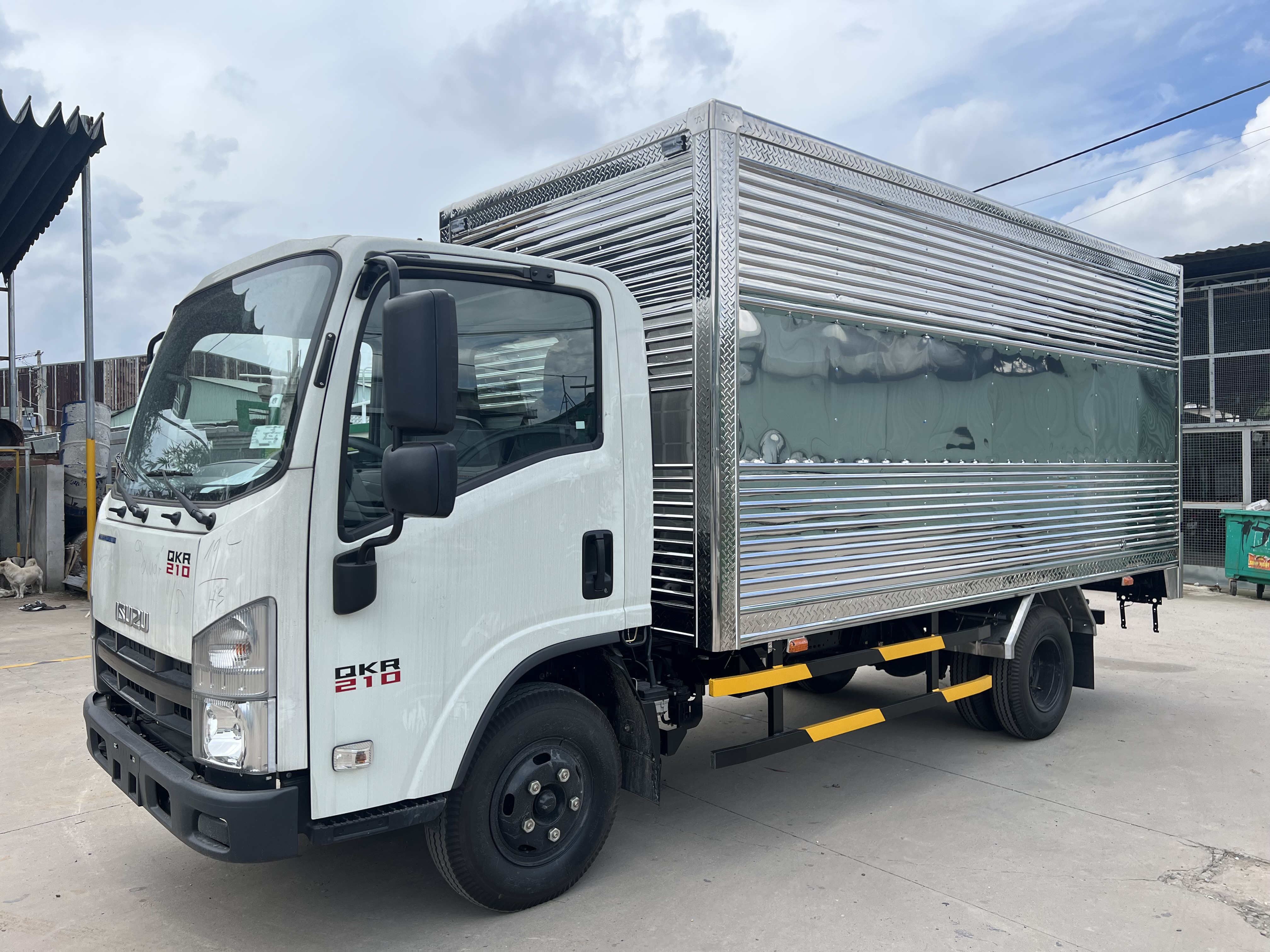 Isuzu QKR 210 Thùng Kín Inox