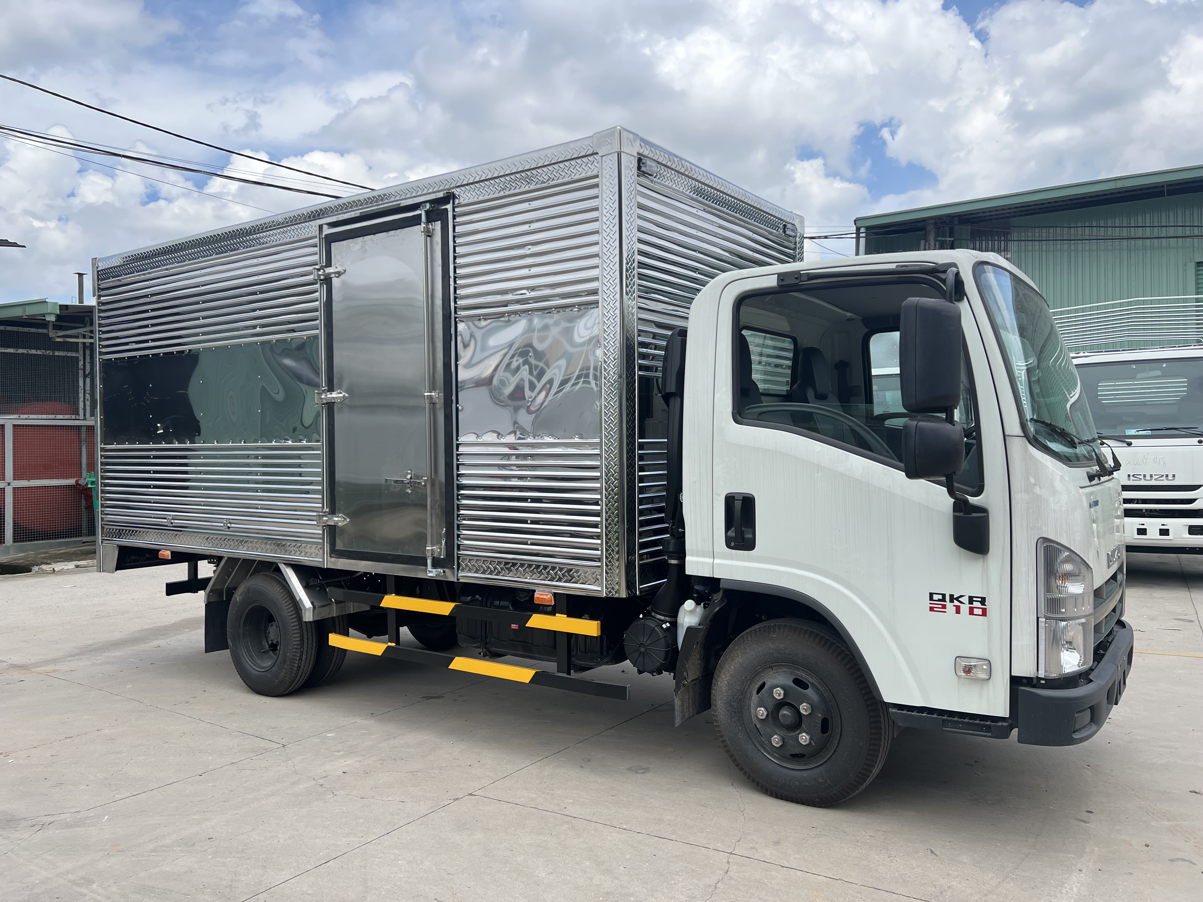 Xe tải Isuzu QKR 210 thùng kín Inox dập sóng (2)