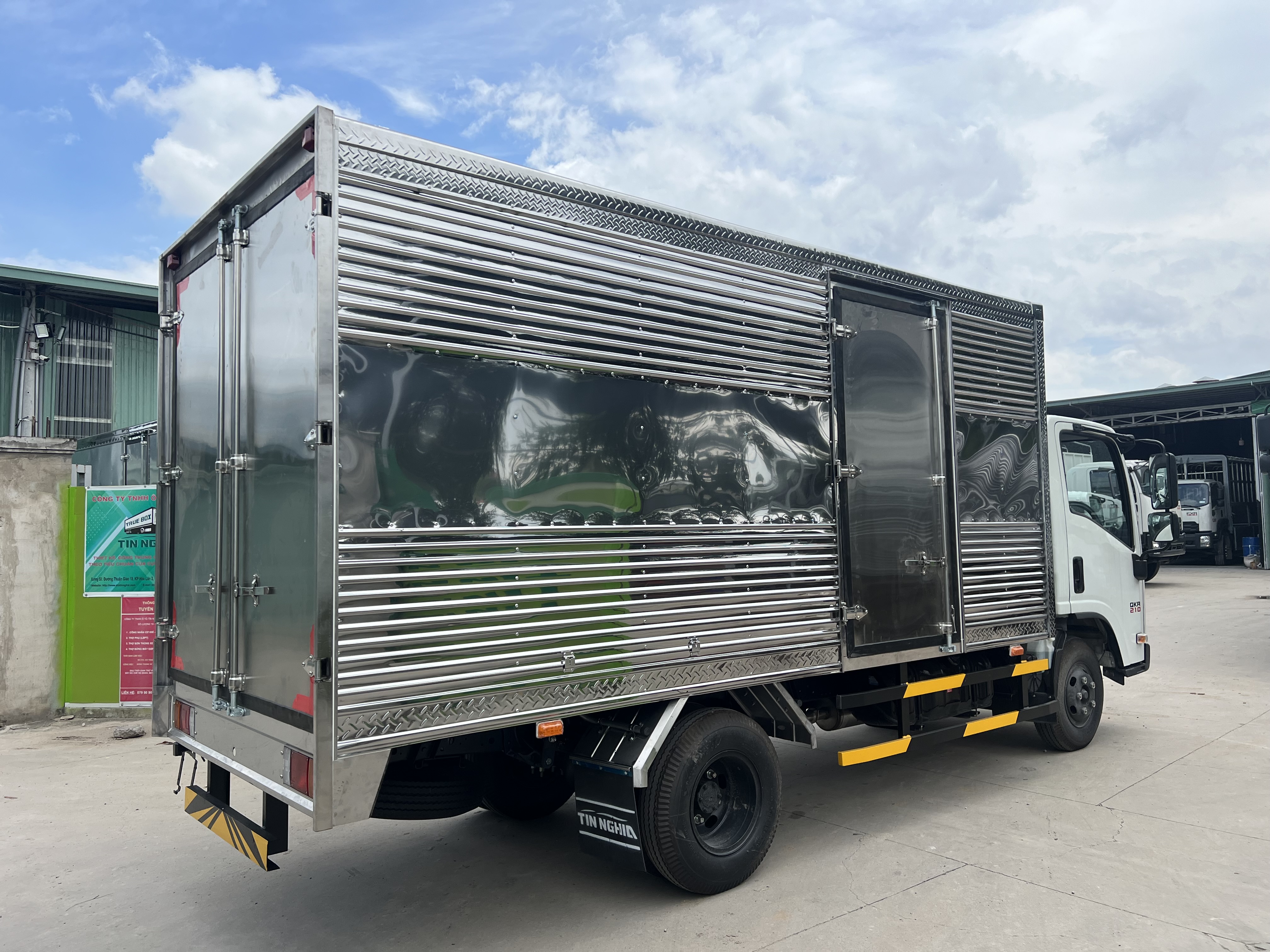 Xe tải Isuzu QKR 210 thùng kín Inox dập sóng (3)