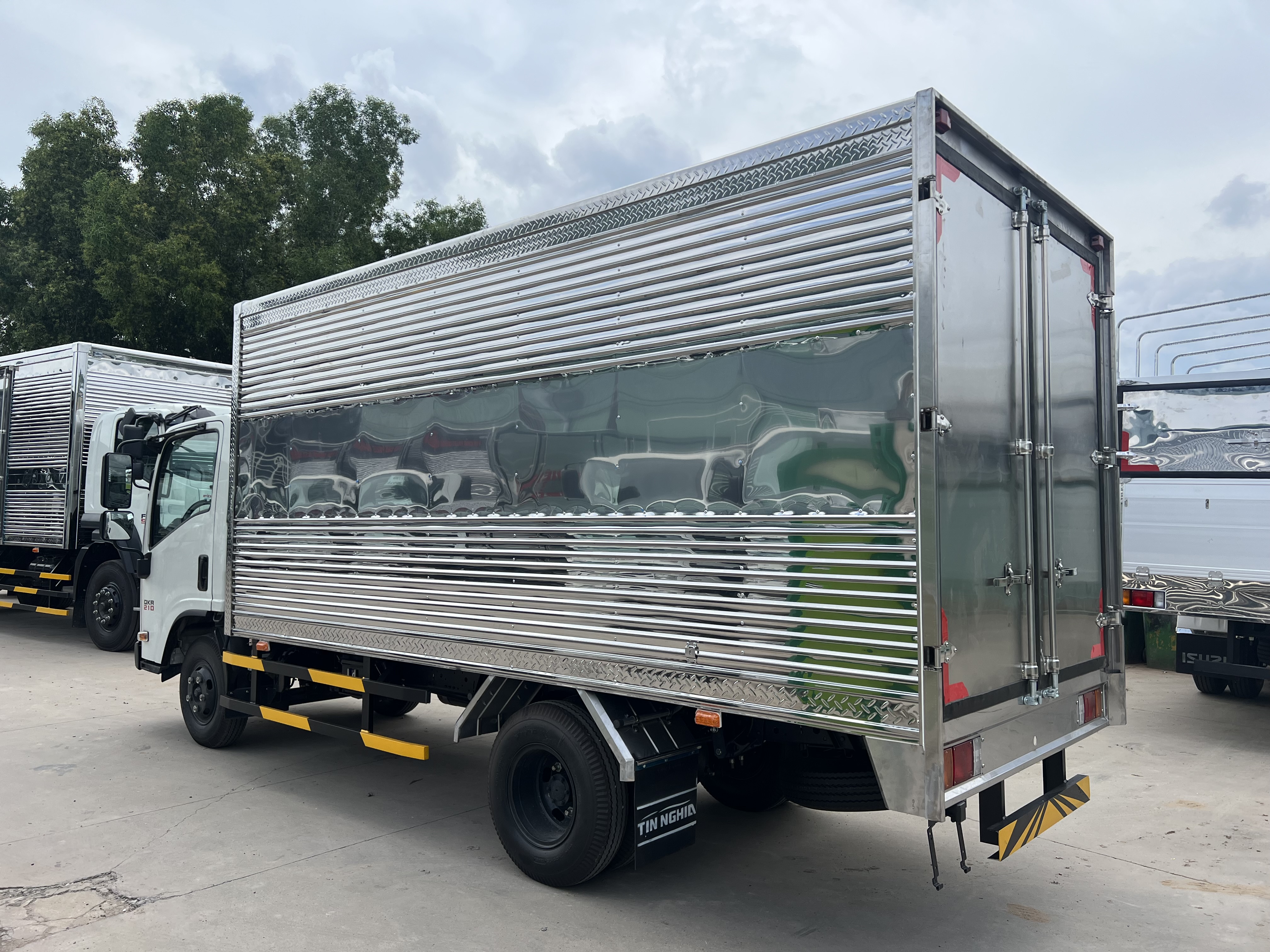 Xe tải Isuzu QKR 210 thùng kín Inox dập sóng (4)