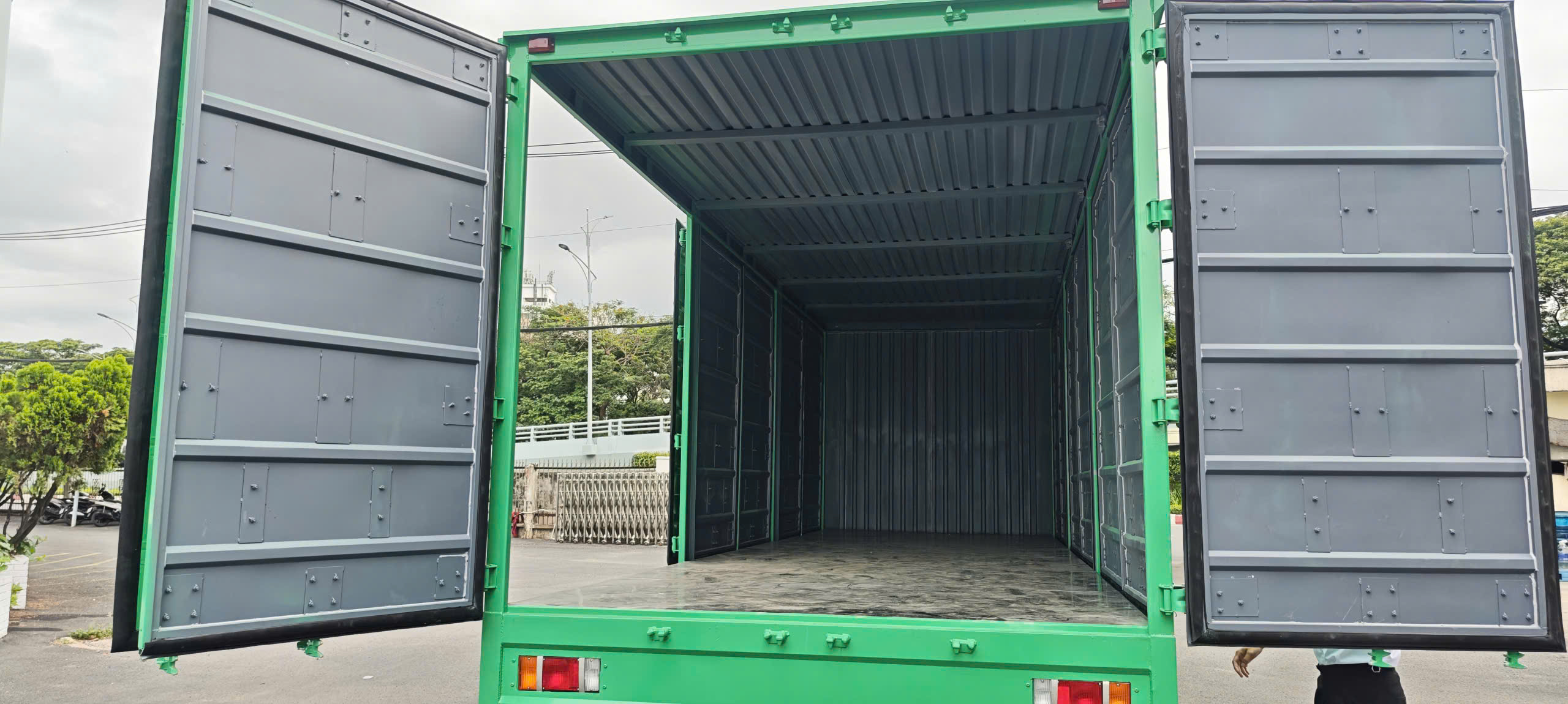 z7845853953142_371e5e15e1f8c8477fe03efd27b62b1e xe tải ISUZU FRR 650